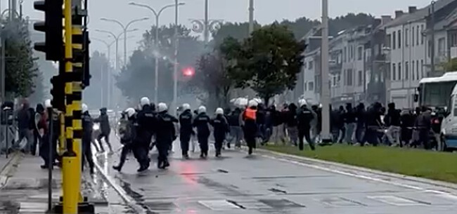 Politie moet ingrijpen: hooligans zetten Genk op stelten