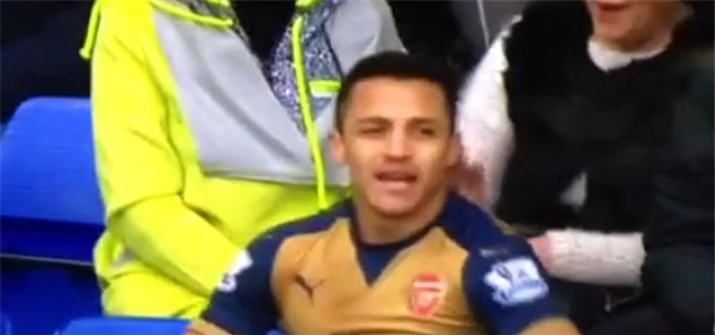 HAHA! Alexis Sanchez rust tijdens wedstrijd even uit tussen Everton-fans