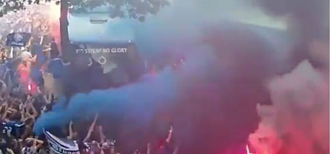 Club Brugge-fans onthalen spelersbus op indrukwekkende wijze (VIDEO)