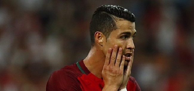 Haha! Ronaldo poseert tijdens de wedstrijd voor selfie met 'pitch invader'
