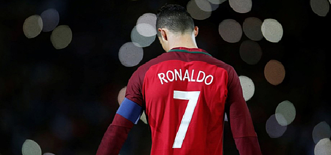 Haha! Ronaldo onthult bizar borstbeeld van zichzelf op Madeira