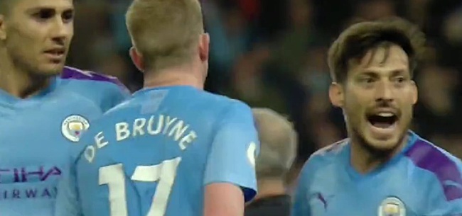 De Bruyne brengt Manchester City met gelukje langszij tegen Chelsea 🎥