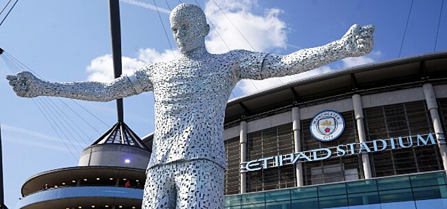 Club Brugge-fans versieren standbeeld van Kompany: 