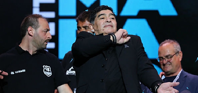Maradona loopt boos weg bij eigen meet & greet