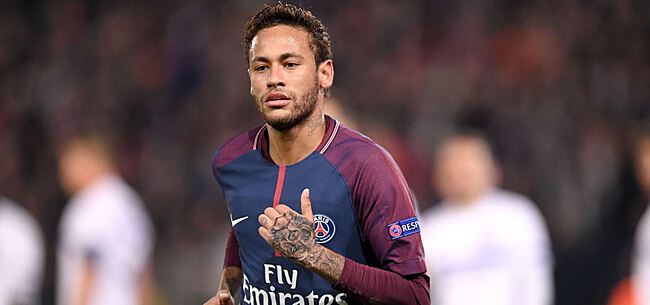 VIDEO: Neymar zet ploeggenoot enorm voor schut met panna