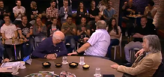 Foto: Hilarisch! Man laat keiharde scheet bij Voetbal Inside (video)