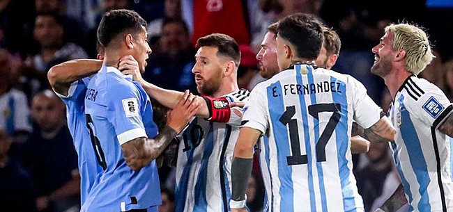 Messi grijpt tegenstander bij keel: 