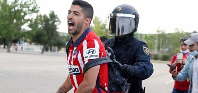 Politie grijpt in bij feestende Luis Suárez