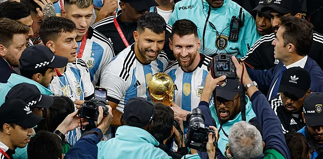 Agüero gaat over de schreef bij viering: 
