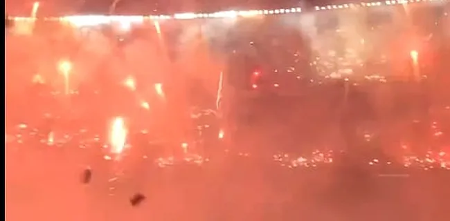 Ongelooflijke beelden: pyro zet stadion letterlijk in brand