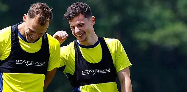 Vanzeir gooit transferkaarten op tafel