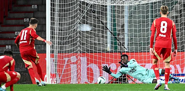 Straf! JPL-doelman breekt hand en stopt toch nog penalty