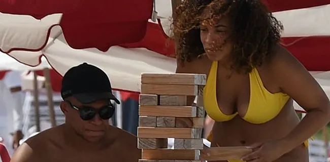 'Mbappé pakt uit met mysterieuze brunette in Amerika'