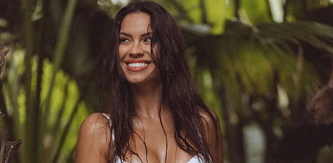 Vriendin Memphis Depay daagt fans uit met pikante bikinifoto