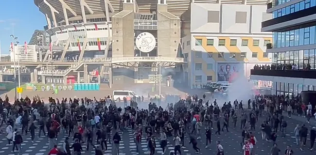 Crisis Ajax compleet: hoofdingang bestormd, traangas ingezet