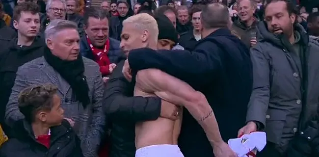 Ongezien: Ajax-fan steelt shirt van uitblinker