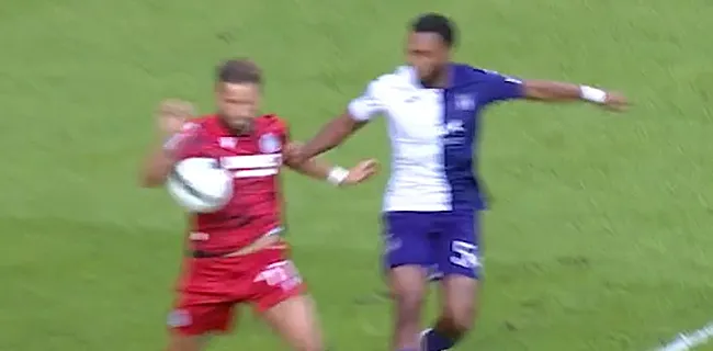 Triest einde topper: Club-bussen bekogeld met bakstenen