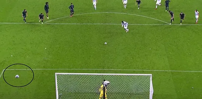 Bijna gezichtsverlies: Anderlecht-fan gooit met bal bij ultieme penaltysave