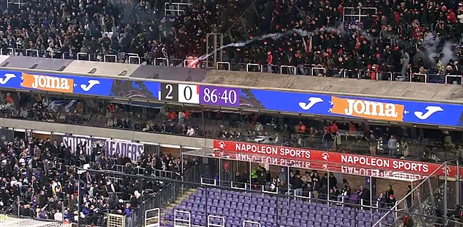 Anderlecht-Standard escaleert: match tijdelijk gestaakt