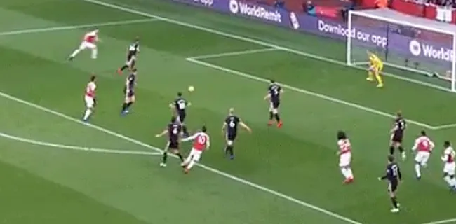 Özil zorgt voor vleugje voetbalmagie bij briljante goal Arsenal (🎥)