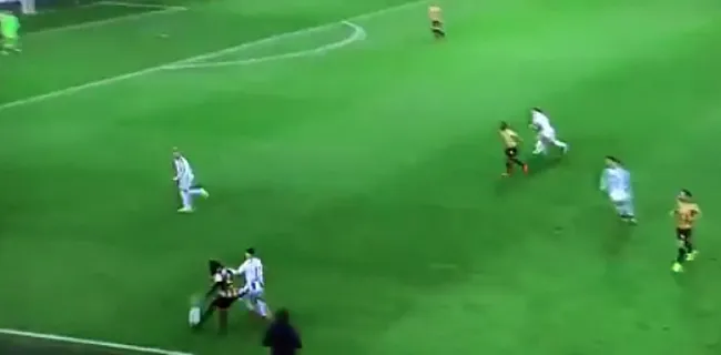 Ongezien! 'Own-goal van het jaar' gaat viraal