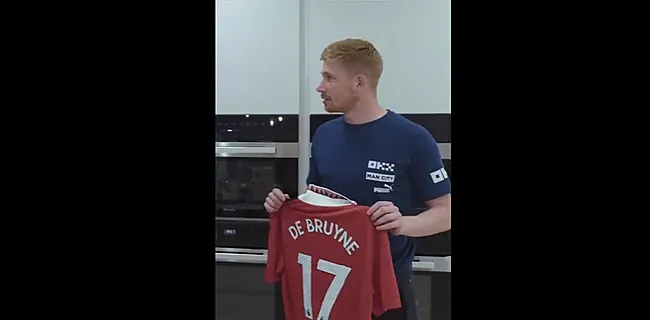 De Bruyne krijgt shirt en verbaast: 