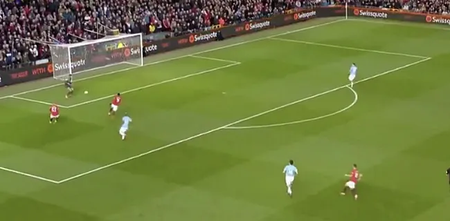 Licht bij Ederson gaat helemaal uit in Manchester Derby (🎥)