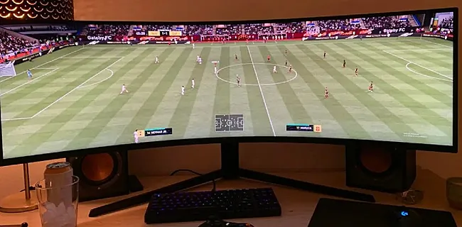 Gamer pakt uit met ultiem scherm voor FIFA 21