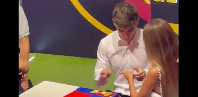 Gavi scoort nummer vrouwelijke fan in signeersessie