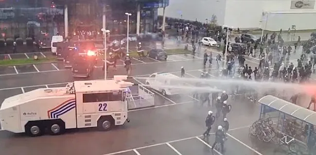 Politie moet waterkanon inzetten na Gent-Club