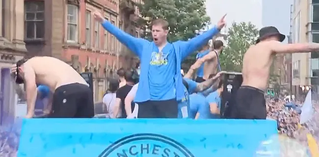 De Bruyne haalt beste moves boven tijdens huldiging City