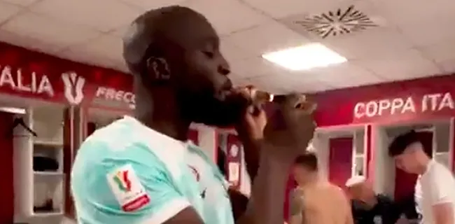 Dansjes en dikke sigaar: Lukaku laat zich gaan na bekerwinst