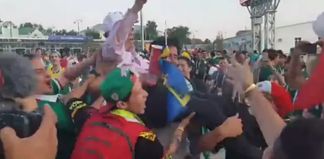 VIDEO: Heerlijke beelden wanneer Mexicanen op Koreaan botsen