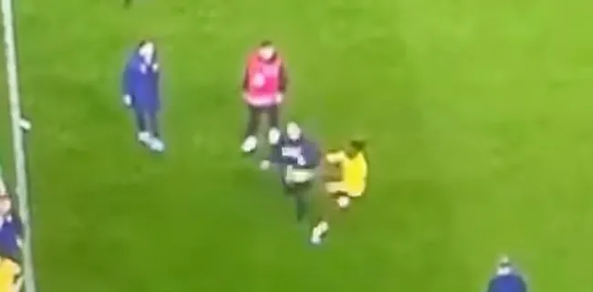 Waanzin: Batshuayi deelt spinning kick uit bij supportersrellen