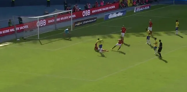 Video: Scorende Neymar zet tegenstanders voor schut