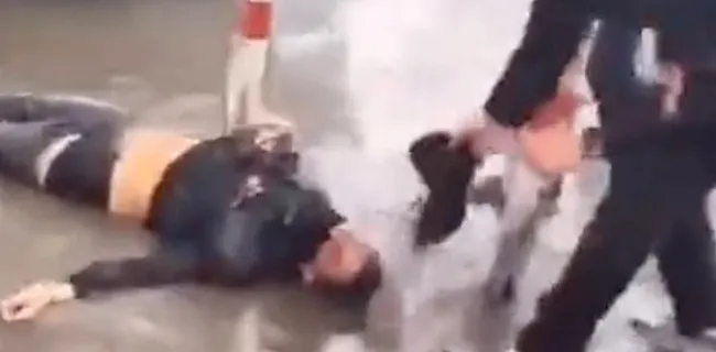 Vreselijk: Feyenoord-fans pakken bewegingloze man hard aan