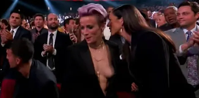 Wereldkampioene laat net iets te veel zien bij prijsuitreiking (🎥)