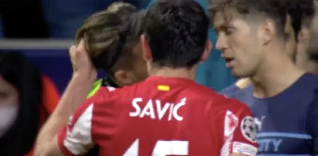 Atlético slaat door: Savic pakt Grealish bij de haren
