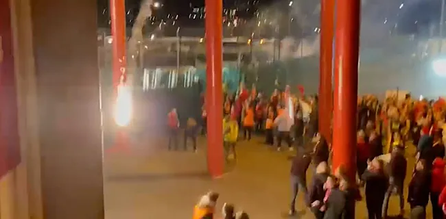 Aanhang Charleroi bestookt Rouches met vuurwerk en ... dode ratten