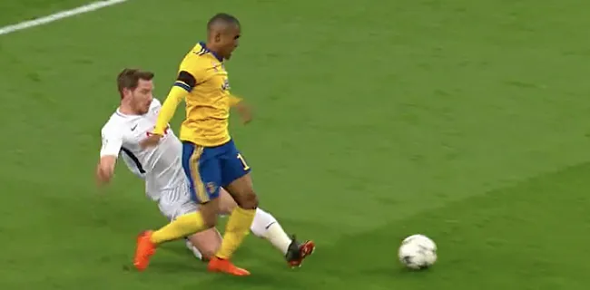 Penalty?! Vertonghen komt wel héél goed weg