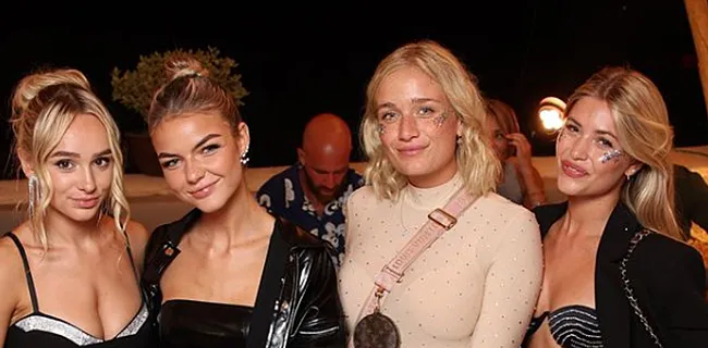 Amy Sonck in biechtstoel bij vader Wesley