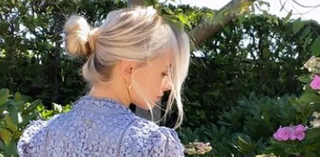 Amy Sonck zet bloemetjes buiten met deze zwoele foto's