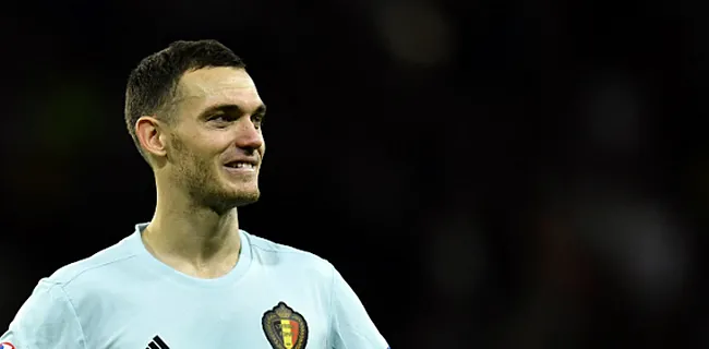 Spanjaarden kijken met open mond naar Vermaelen: 