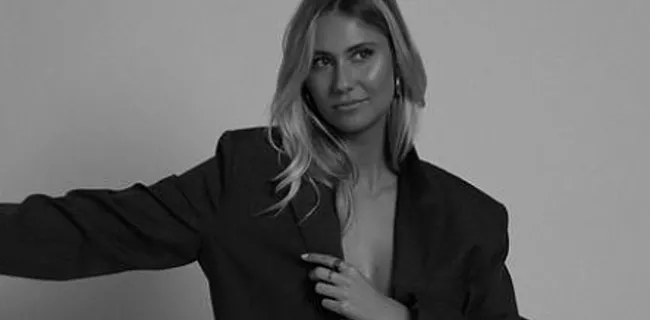 Antwerp-fan Celine slaat en zalft met spetterende foto's