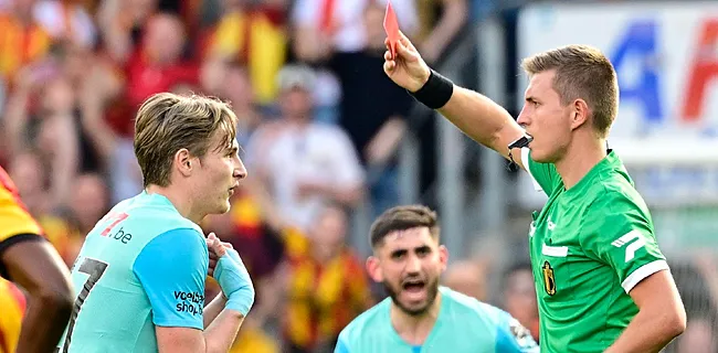 Referee Department tikt scheidsrechter op de vingers
