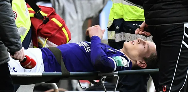 Nieuwe klap Anderlecht: Verschaeren met draagberrie van het veld