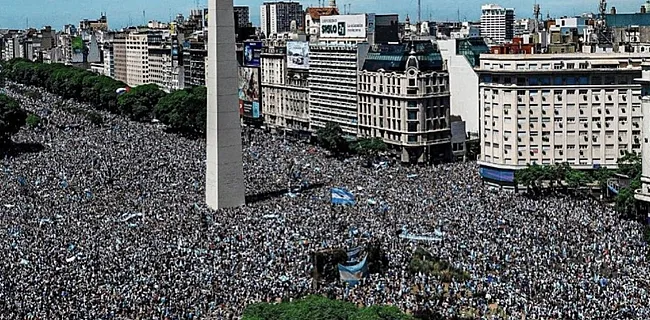 Waanzin! 4 miljoen Argentijnen vieren met Messi & co 🎥