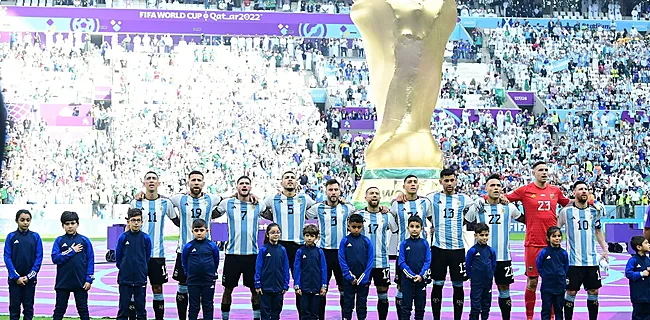 Kinderen gaan op het WK volledig uit hun dak na high five van Messi 🎥