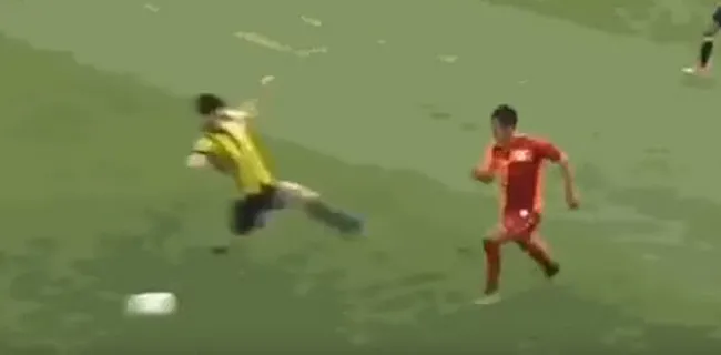 VIDEO: Horrortackle bij clash tussen Fenerbahce en Galatasaray