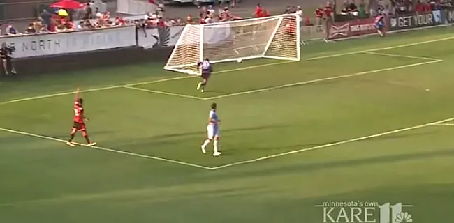 Huh?! Doelman uit Amerikaanse competitie gooit bal in eigen goal